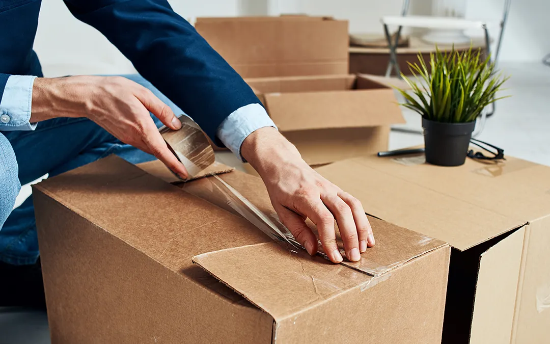 Keske Umzüge Sonderurlaub bei Umzug Umzugsurlaub: Angestellter bereitet Umzug vor und packt Kartons